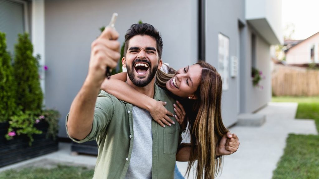 pareja feliz con compra de piso