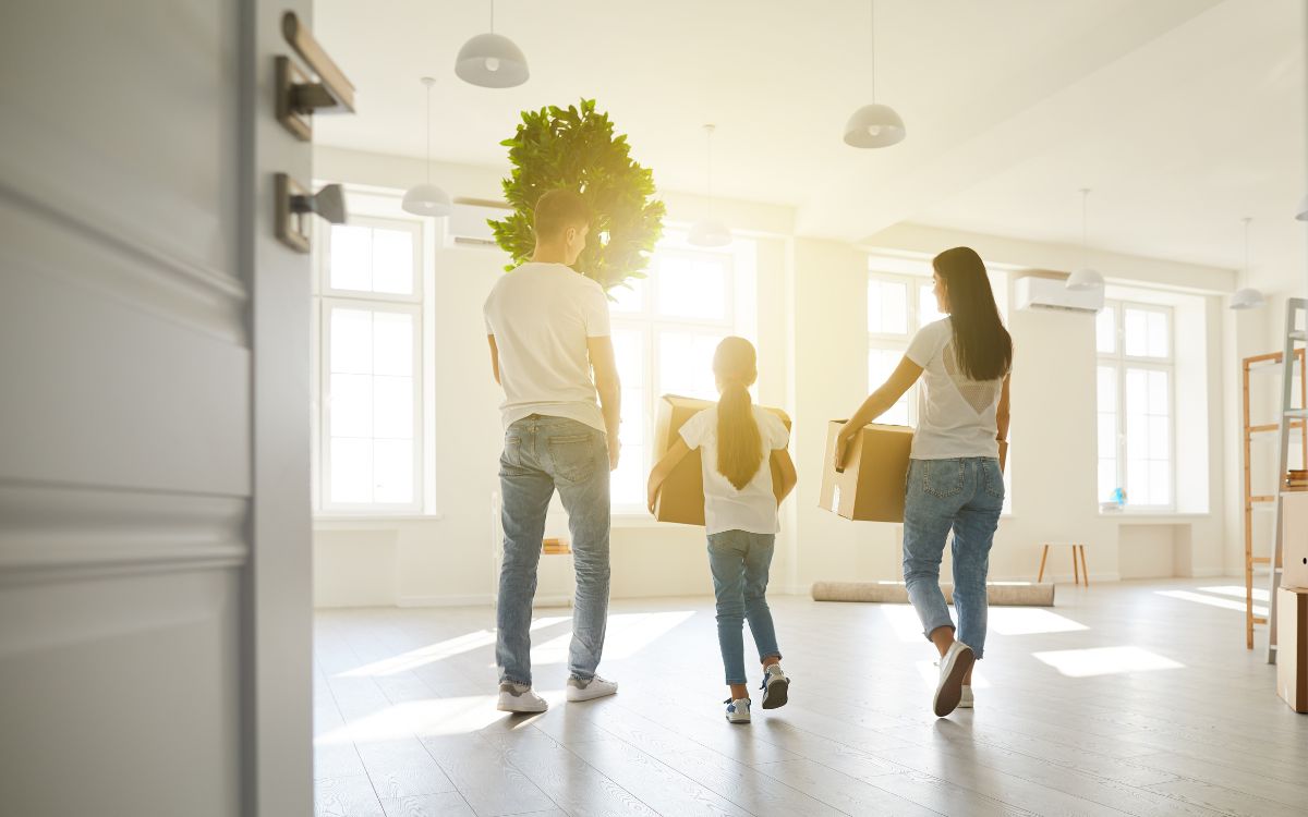familia entra en piso nuevo